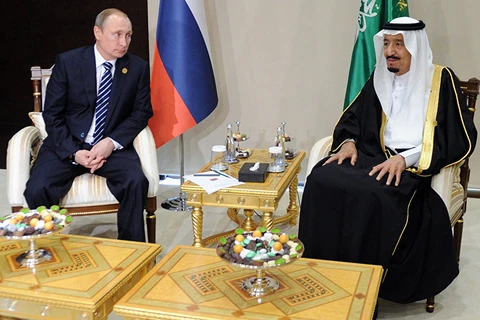 Quốc vương Saudi Arabia Salman bin Abdulaziz Al Saud và Tổng thống Nga Vladimir Putin trong một cuộc gặp. (Nguồn: Sputnik)