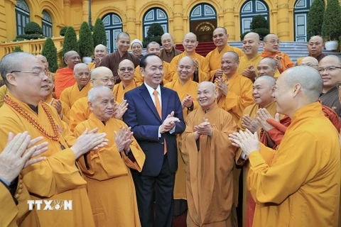 Chủ tịch nước Trần Đại Quang gặp mặt thân mật Đoàn đại biểu Hội đồng Chứng minh, Hội đồng Trị sự Trung ương Giáo hội Phật giáo Việt Nam. (Ảnh: Nhan Sáng/TTXVN)