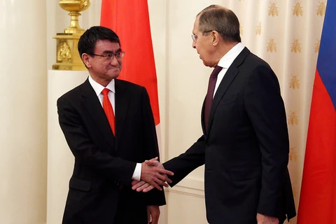 Ngoại trưởng Nhật Bản Taro Kono và Ngoại trưởng Nga Sergei Lavrov. (Nguồn: TASS)