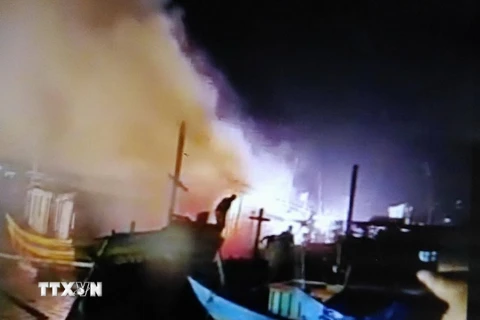 Hiện trường tàu cá của ngư dân bị cháy. (Ảnh: Đức Thọ/TTXVN)