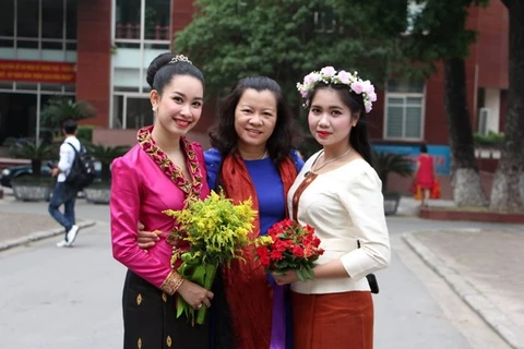 Lưu học sinh và cô giáo tại Học viện Báo chí và Tuyên truyền. (Ảnh: Vietnam+) 