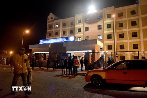 Người dân chờ đợi bên ngoài bệnh viện ở Ismailia, nơi những người bị thương trong vụ tấn công được điều trị ngày 24/11. (Nguồn: THX/TTXVN)