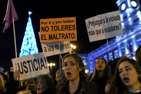 Tuần hành ở Tây Ban Nha phản đối bạo hành phụ nữ. (Nguồn: Yahoo)