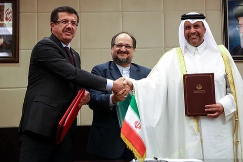 Bộ trưởng kinh tế Thổ Nhĩ Kỳ (trái) và người đồng cấp Iran (giữa) và Qatar sau lễ ký. (Nguồn: AA)