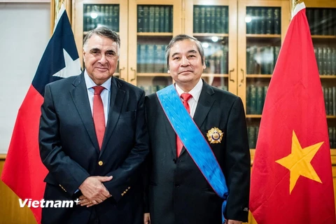 Quyền Bộ trưởng Ngoại giao Chile Edgardo Riveros tại lễ trao Huân chương Công trạng Thập tự cho Đại sứ Ngô Đức Thắng. (Nguồn: Đại sứ quán Việt Nam tại Chile)