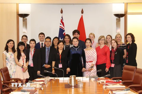 Chủ tịch Quốc hội Nguyễn Thị Kim Ngân tiếp đại diện sinh viên Australia đến Việt Nam học và thực tập theo khuôn khổ Chương trình Colombo mới của Chính phủ Australia. (Ảnh: Trọng Đức/TTXVN)