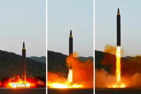 Triều Tiên phóng thử tên lửa đạn đạo tầm trung đất đối đất Hwasong-12 ngày 15/5. (Nguồn: Yonhap/TTXVN)