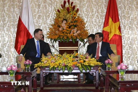 Chủ tịch Ủy ban Nhân dân Thành phố Hồ Chí Minh Nguyễn Thành Phong tiếp Tổng thống Cộng hòa Ba Lan Andrzej Duda và Phu nhân đang trong chuyến thăm cấp Nhà nước tại Việt Nam. (Ảnh: Thanh Vũ/TTXVN)