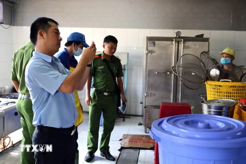 Đoàn kiểm tra an toàn vệ sinh thực phẩm tỉnh Bến Tre kiểm tra bếp ăn tại Công ty trách nhiệm hữu hạn một thành viên Pungkook. (Ảnh: Trần Thị Thu Hiền/TTXVN)