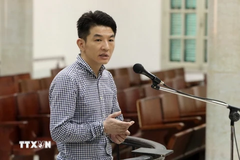 Bị cáo Hsu Minh Jung trước vành móng ngựa trả lời thẩm vấn của Hội đồng xét xử. (Ảnh: Doãn Tấn/TTXVN)