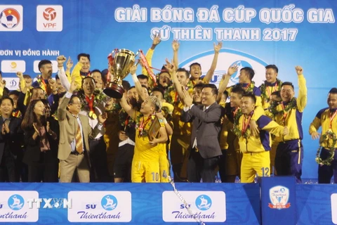 Giây phút đăng quang ngôi vô địch Giải bóng đá Cúp Quốc gia của đội bóng Sông Lam Nghệ An. (Ảnh: Thanh Tùng/TTXVN)