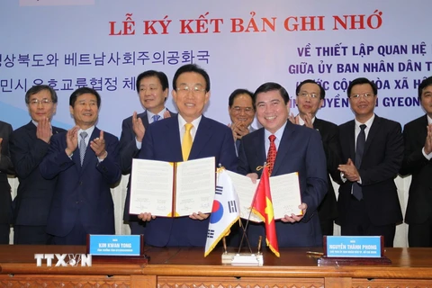 Lễ ký thỏa thuận hợp tác giữa Thành phố Hồ Chí Minh và tỉnh Gyeongsangbuk (Hàn Quốc). (Ảnh: Thanh Vũ/TTXVN)