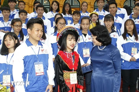 Phó Chủ tịch nước Đặng Thị Ngọc với các em thí sinh. (Ảnh: Văn Điệp/TTXVN)