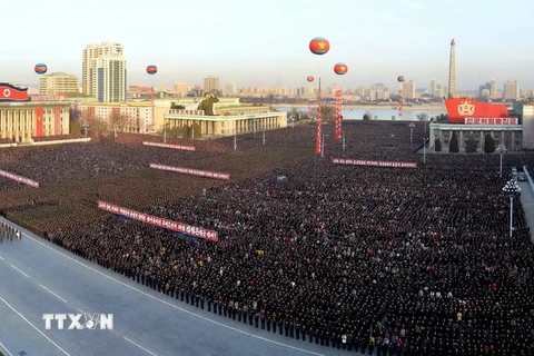 Người dân Triều Tiên tuần hành mừng sự kiện phóng thử thành công tên lửa mới tại Bình Nhưỡng ngày 1/12. (Nguồn: Yonhap/TTXVN)