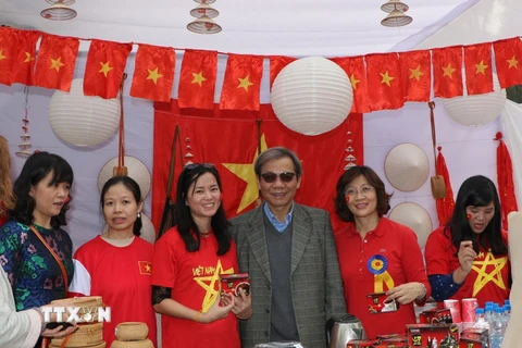 Đại sứ Việt Nam tại Ấn Độ Tôn Sinh Thành đến thăm gian hàng Việt Nam tại hội chợ. (Ảnh: Đỗ Huy Bình/TTXVN)