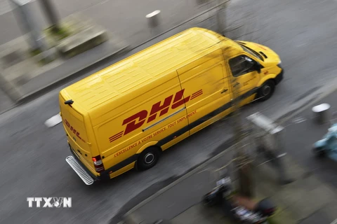 Xe chuyển phát của công ty DHL. (Nguồn: AFP/TTXVN)