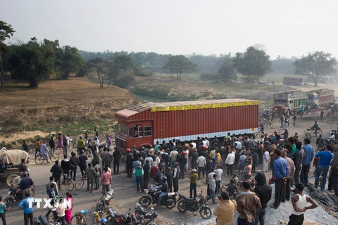Người dân di chuyển tại khu vực Birgunj, biên giới Nepal-Ấn Độ. (Nguồn: AFP/TTXVN)