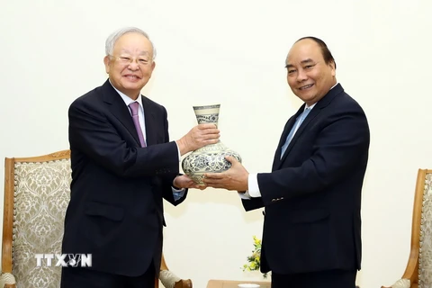 Thủ tướng Nguyễn Xuân Phúc tặng quà lưu niệm cho ông Sohn Kyung Shik, Chủ tịch Tập đoàn CJ (Hàn Quốc). (Ảnh: Thống Nhất/TTXVN)
