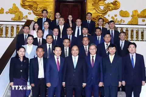 Thủ tướng Nguyễn Xuân Phúc tiếp ông Saleumxay Kommasith Bộ trưởng Ngoại giao Lào. (Ảnh: Thống Nhất/TTXVN)