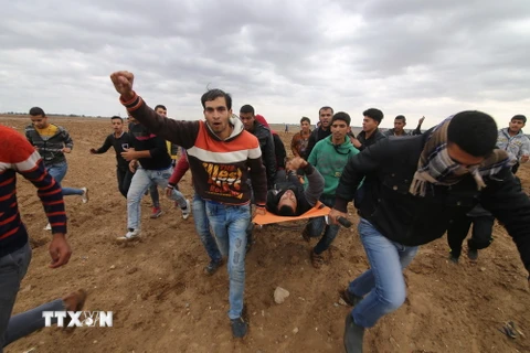 Người dân Palestine biểu tình tại Dải Gaza ngày 7/12. (Nguồn: THX/TTXVN)