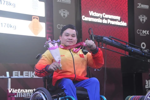 Nguyễn Bình An nhận huy chương bạc. (Ảnh: Việt Hùng/Vietnam+)