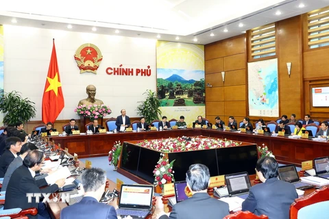 Thủ tướng Nguyễn Xuân Phúc chủ trì Phiên họp Chính phủ thường kỳ tháng 11/2017. (Ảnh: Thống Nhất/TTXVN)