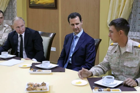 Tổng thống Nga Vladimir Putin và Tổng thống Syria Assad gặp gỡ binh sỹ tại căn cứ Hmeymim. (Nguồn: Reuters)