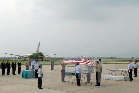Một lễ hồi hương hài cốt quân nhân Hoa Kỳ mất tích trong chiến tranh ở Việt Nam. (Ảnh: Doãn Tấn/TTXVN)