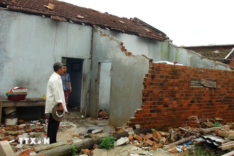Nhà bị hư hỏng nặng do bão khiến nhiều hộ tái nghèo. (Ảnh: Nguyên Lý/TTXVN)