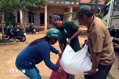 Cấp gạo cho người dân. (Nguồn: TTXVN)