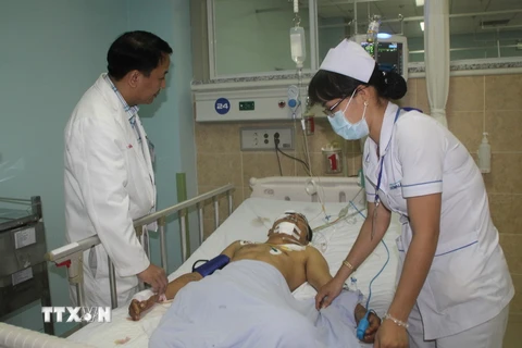 Bệnh nhân Đoàn Hữu C. đang được theo dõi và điều trị tại Bệnh viện đa khoa Đồng Nai. (Ảnh: Lê Xuân/TTXVN)