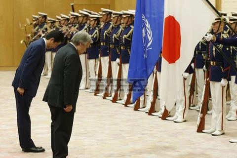 Thủ tướng Nhật Bản Shinzo Abe và Tổng Thư ký Liên hợp quốc Antonio Guterres chào cờ trước cuộc gặp chính thức ngày 14/12. (Nguồn: AP)