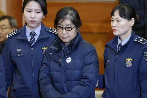 Bà Choi Soon-sil (giữa) được áp giải tới Tòa án Hiến pháp ở Seoul, Hàn Quốc. (Nguồn: AFP/TTXVN)
