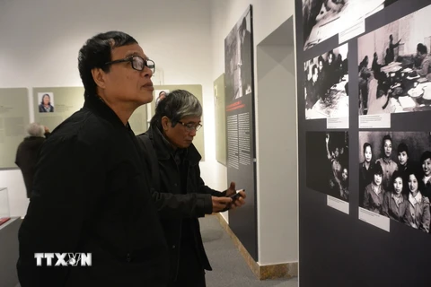Các đại biểu xem trưng bày tại triển lãm. (Ảnh: Đinh Thuận/TTXVN)