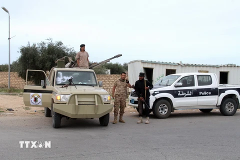 Binh sỹ Libya tuần tra tại Aziziya, Libya ngày 10/11. (Nguồn: THX/TTXVN) 