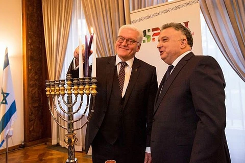 Tổng thống Đức Frank-Walter Steinmeier thắp ngọn nến của lễ Hanukkah. (Nguồn: Đại sứ quán Israel tại Đức)