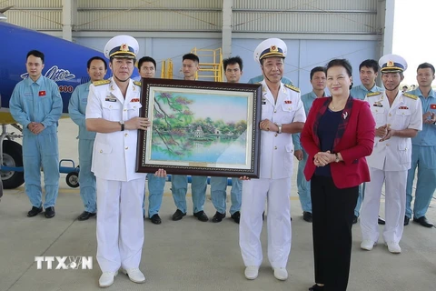 Chủ tịch Quốc hội Nguyễn Thị Kim Ngân tặng quà cho cán bộ chiến sỹ Lữ đoàn 954. (Ảnh: TTXVN phát)