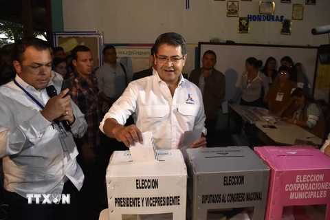 Tổng thống Honduras Juan Orlando Hernandez bỏ phiếu tại một điểm bầu cử ở Gracias ngày 26/11. (Nguồn: THX/TTXVN)