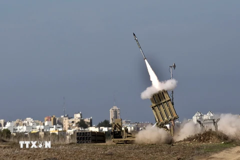 Tên lửa đánh chặn được phóng từ Hệ thống phòng thủ tên lửa Vòm Sắt tại thành phố Ashdod. (Nguồn: AFP/TTXVN)
