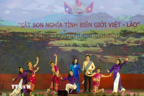 Một tiết mục văn nghệ ca ngợi tình hữu nghị Việt-Lào. (Nguồn: TTXVN)