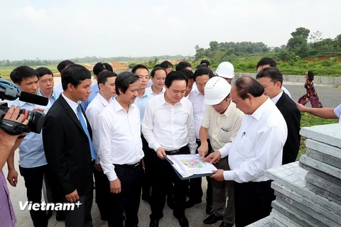 Thủ tướng và đoàn công tác thị sát địa điểm dự án đầu tư xây dựng ĐHQGHN tại Hòa Lạc. (Nguồn: Vietnam+)