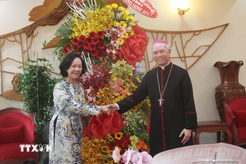 Bà Trương Thị Mai chúc mừng Giáng sinh tới các vị chức sắc, bà con giáo dân trong toàn Giáo phận Xuân Lộc. (Ảnh: Lê Xuân/TTXVN)