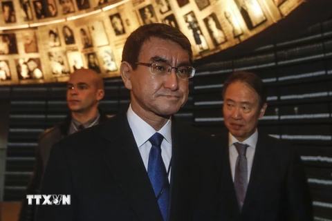 Ngoại trưởng Nhật Bản Taro Kono thăm Viện bảo tàng tưởng niệm các nạn nhân Do Thái ở Jerusalem ngày 25/12. (Nguồn: AFP/TTXVN)