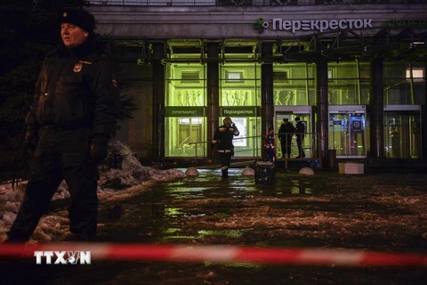 Cảnh sát và lực lượng cứu hộ làm nhiệm vụ tại hiện trường vụ nổ ở St.Petersburg ngày 27/12. (Nguồn: AFP/TTXVN)