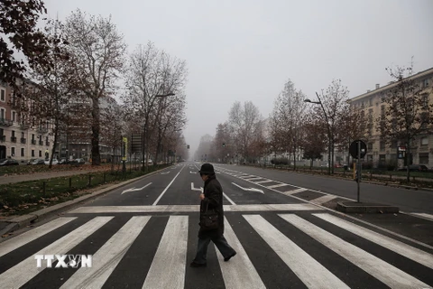 Người dân đi bộ trên một tuyến phố ở Milan, Italy. (Nguồn: AFP/TTXVN)