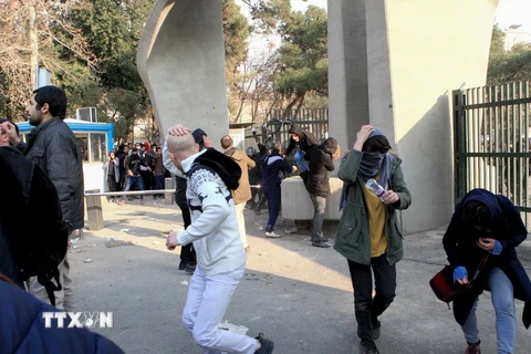 Người biểu tình phản đối các vấn đề kinh tế tại thủ đô Tehran, Iran ngày 30/12/2017. (Nguồn: AFP/TTXVN)