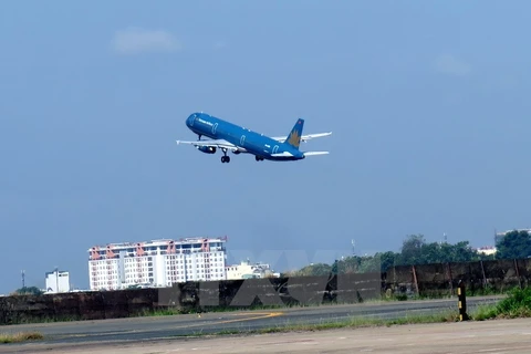 Máy bay cất cánh từ sân bay Tân Sơn Nhất. (Ảnh: Hoàng Hải/TTXVN) 