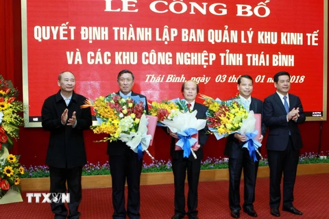 Lãnh đạo tỉnh Thái Bình trao quyết định cho Trưởng ban và các Phó Trưởng ban Quản lý khu kinh tế và các khu công nghiệp tỉnh Thái Bình. (Ảnh: Thế Duyệt/TTXVN)
