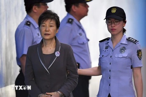 Cựu Tổng thống Hàn Quốc Park Geun-Hye (trái) tới Tòa án quận trung tâm Seoul ngày 7/8. (Nguồn: AFP/TTXVN)