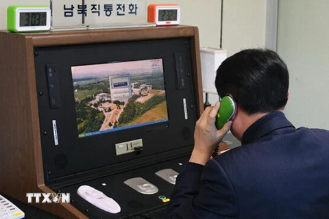Sỹ quan Hàn Quốc kiểm tra đường dây nóng liên Triều tại Khu vực An ninh chung thuộc làng đình chiến Panmunjom ngày 3/1/2018. (Nguồn: Yonhap/TTXVN)
